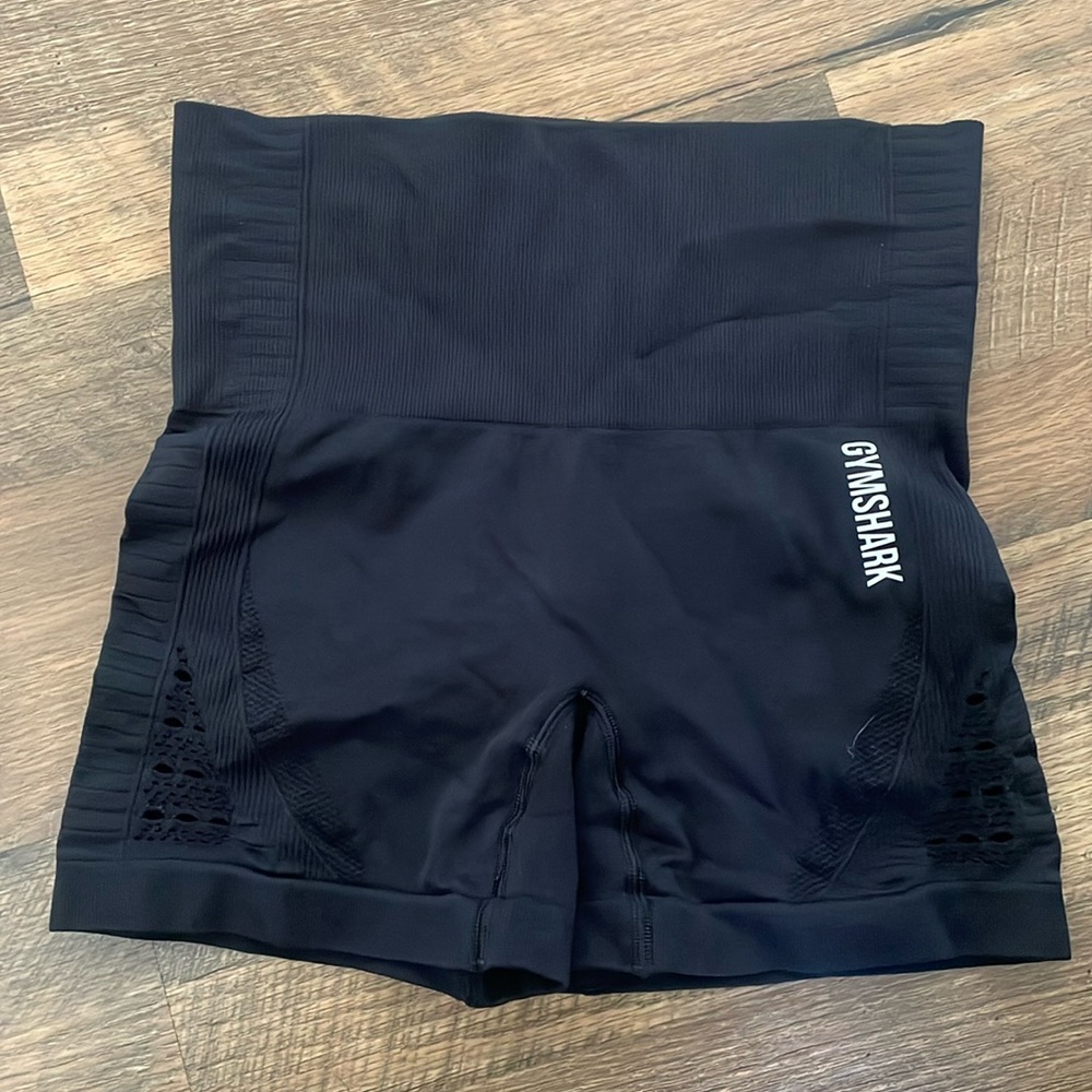 ENERGY SEAMLESS SHORTS
Black. Size XS.
Gymshark Womens